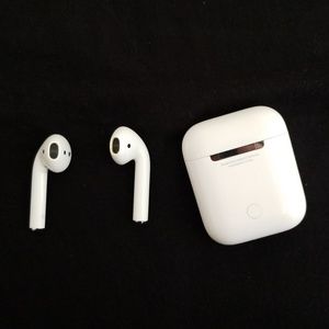 AUTHENTIC APPLE AIRPODS